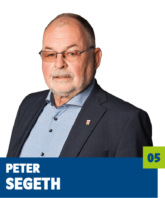 Professionelles Porträt von Peter Segeth vor dunklem Hintergrund. Er trägt ein hellblaues Hemd, ein dunkles Sakko sowie eine Brille und blickt ruhig in die Kamera. Der ernste, konzentrierte Gesichtsausdruck und das klassische Erscheinungsbild vermitteln Erfahrung, Seriosität und Verlässlichkeit und eignen sich sehr gut für die persönliche Vorstellung im beruflichen oder organisatorischen Kontext.