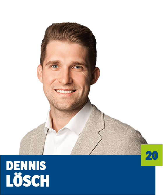 Professionelles Porträt von Dennis Lösch vor dunklem Hintergrund. Er trägt ein weißes Hemd und ein helles Sakko und lächelt freundlich in die Kamera. Der klare Blick und das gepflegte Erscheinungsbild vermitteln Kompetenz, Seriosität und eine moderne, sympathische Ausstrahlung und eignen sich sehr gut für die persönliche Vorstellung im beruflichen oder organisatorischen Kontext.