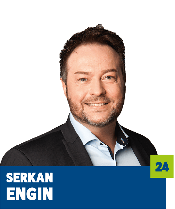 Professionelles Porträt von Serkan Engin vor dunklem Hintergrund. Er trägt ein hellblaues Hemd und ein dunkles Sakko und lächelt freundlich in die Kamera. Der offene Blick und die gepflegte Erscheinung vermitteln Kompetenz, Seriosität und eine sympathische, vertrauensvolle Ausstrahlung – ideal für die persönliche Vorstellung im beruflichen oder organisatorischen Umfeld.